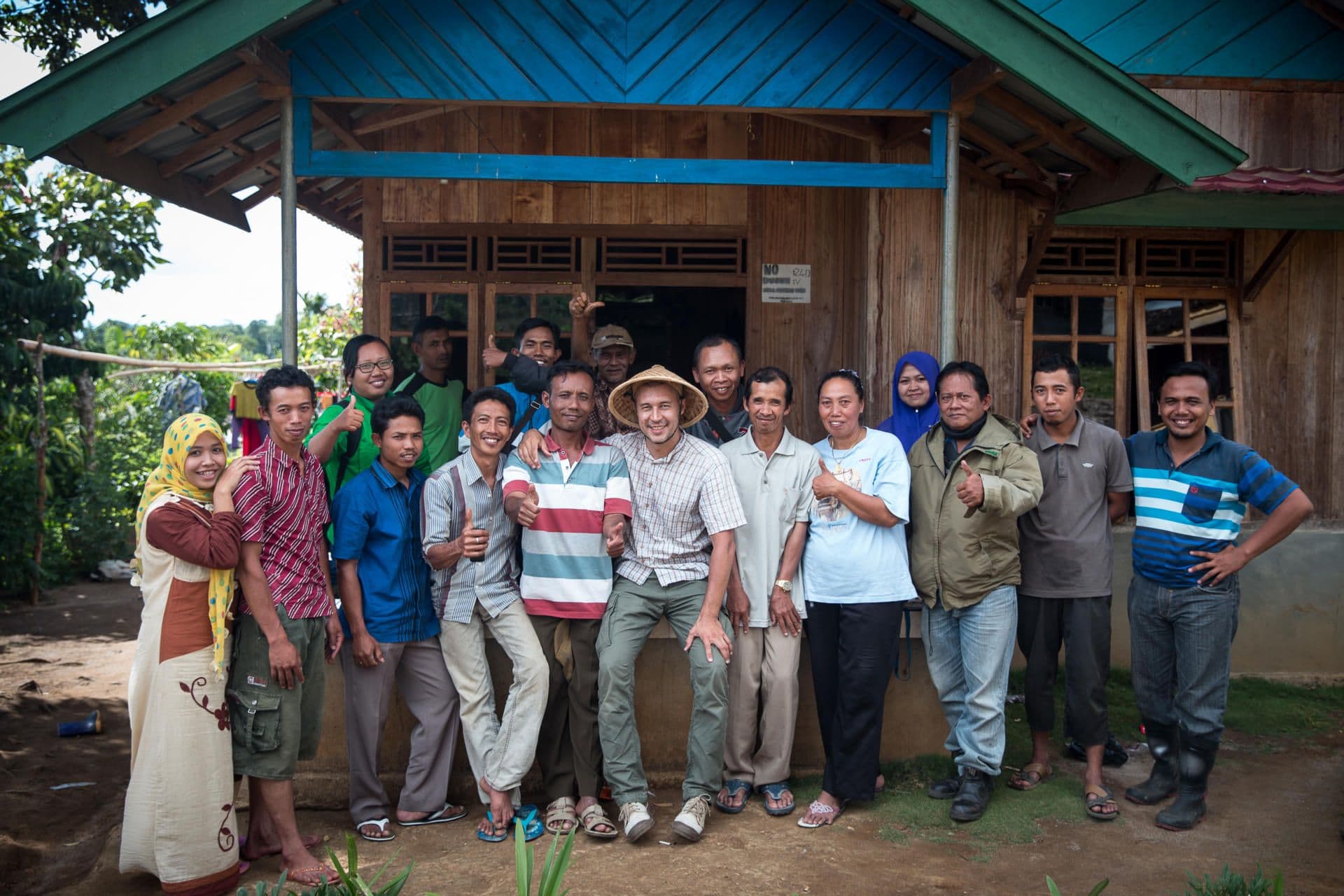 Smallholder families have most power as a group Smallholde farmer support needs groups of people